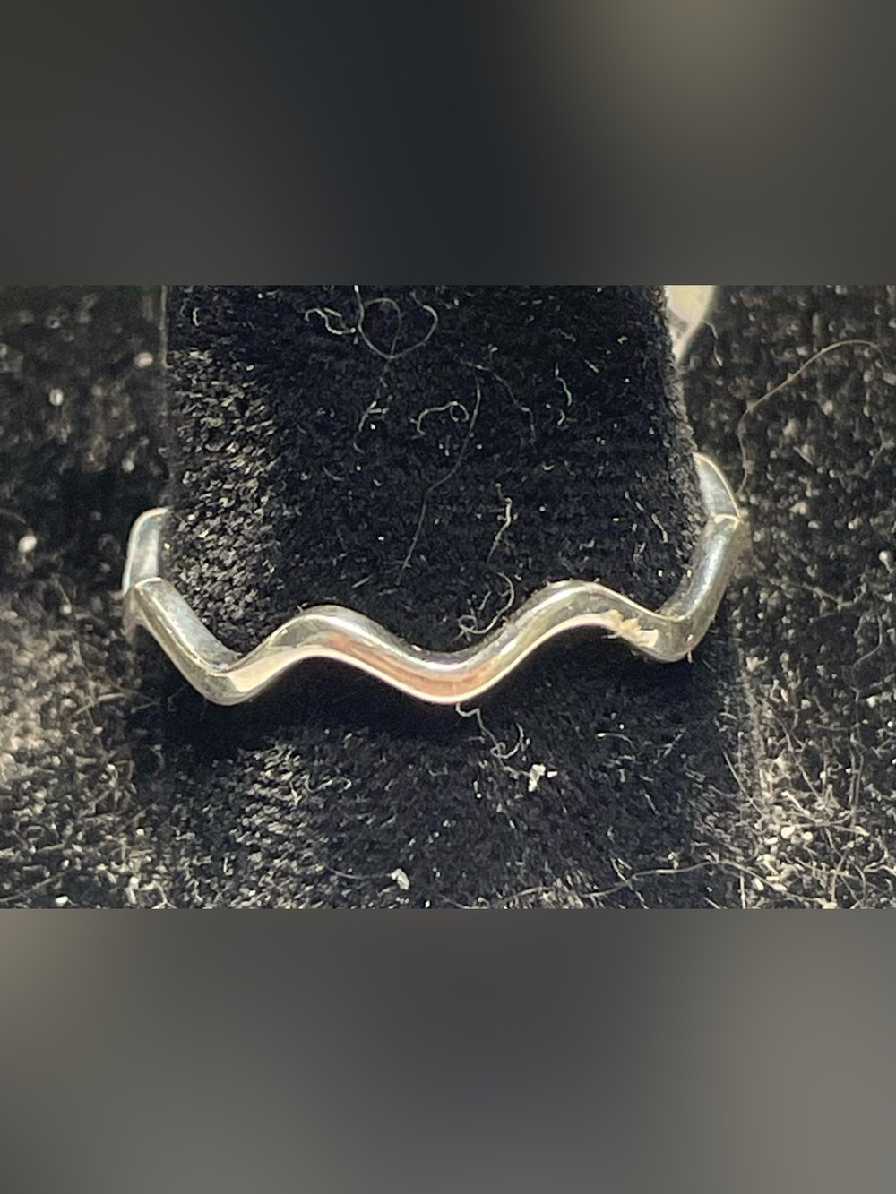Wavy band ring